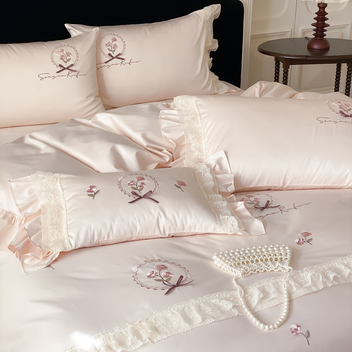 91家纺网 家纺一手货源 找家纺 （总）FORTWO家纺原创设计（FOR TWO家纺） 2026新款50支长绒棉纯棉轻法式绣花蕾丝花边款四件套-洛可可