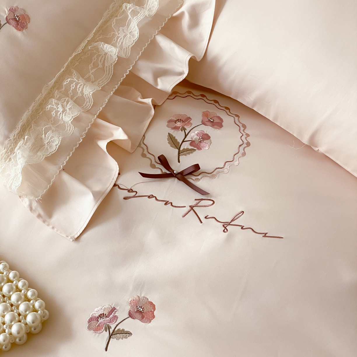 91家纺网 家纺一手货源 找家纺 （总）FORTWO家纺原创设计（FOR TWO家纺） 2026新款50支长绒棉纯棉轻法式绣花蕾丝花边款四件套-洛可可