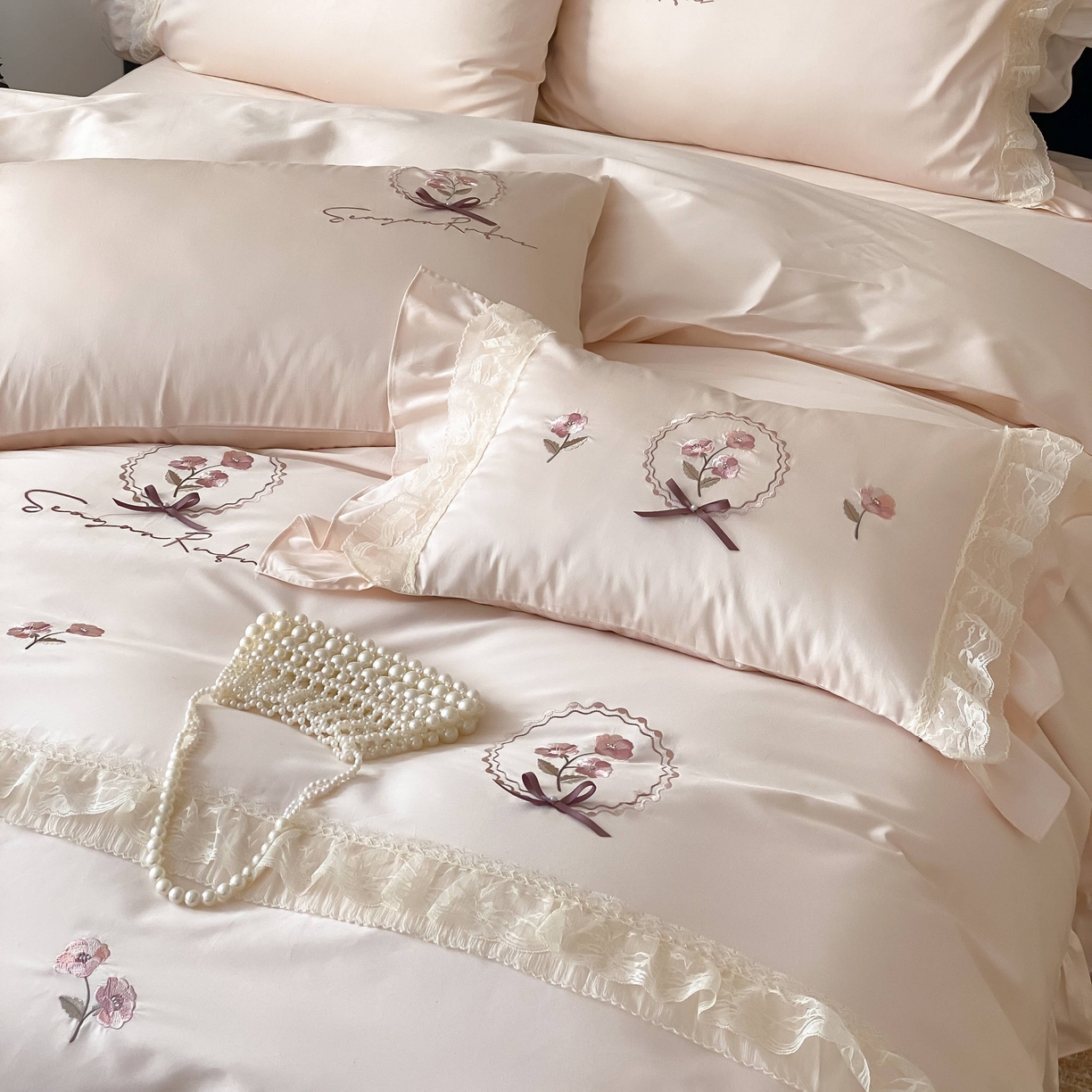 91家纺网 家纺一手货源 找家纺 （总）FORTWO家纺原创设计（FOR TWO家纺） 2026新款50支长绒棉纯棉轻法式绣花蕾丝花边款四件套-洛可可