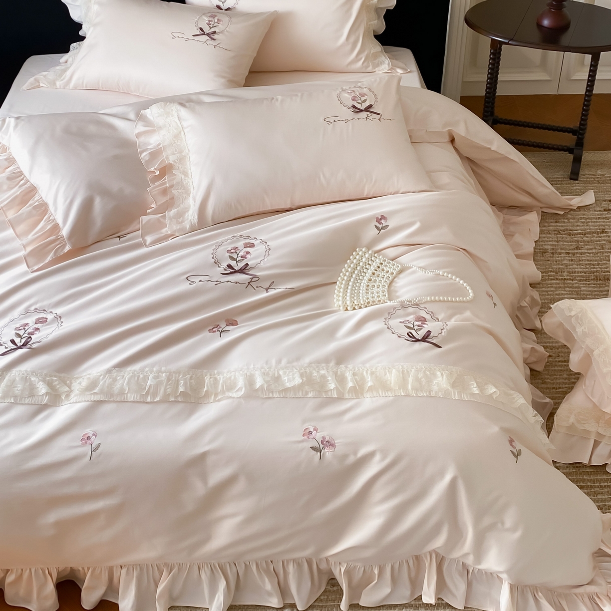 91家纺网 家纺一手货源 找家纺 （总）FORTWO家纺原创设计（FOR TWO家纺） 2026新款50支长绒棉纯棉轻法式绣花蕾丝花边款四件套-洛可可