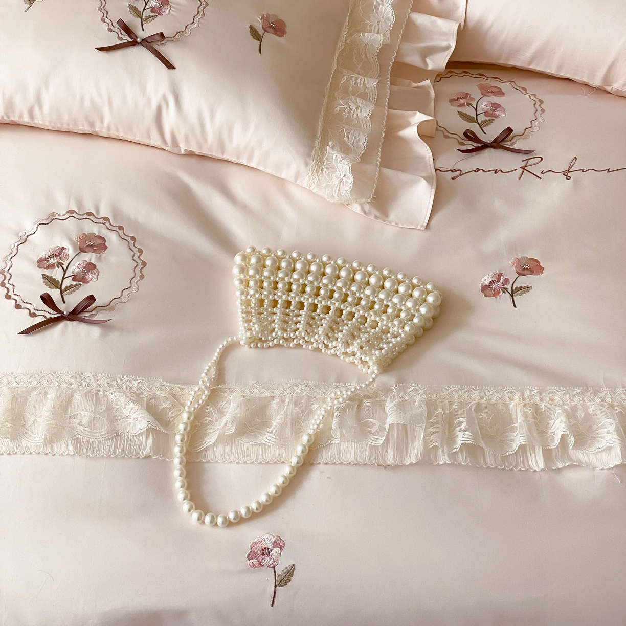 91家纺网 家纺一手货源 找家纺 （总）FORTWO家纺原创设计（FOR TWO家纺） 2026新款50支长绒棉纯棉轻法式绣花蕾丝花边款四件套-洛可可