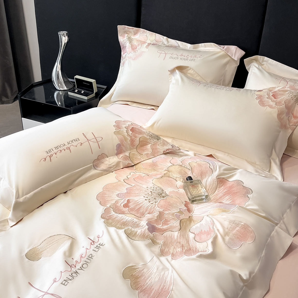 91家纺网 家纺一手货源 找家纺 置顶家纺 2026新款花间集刺绣小清新系列四件套 花间集-白+粉