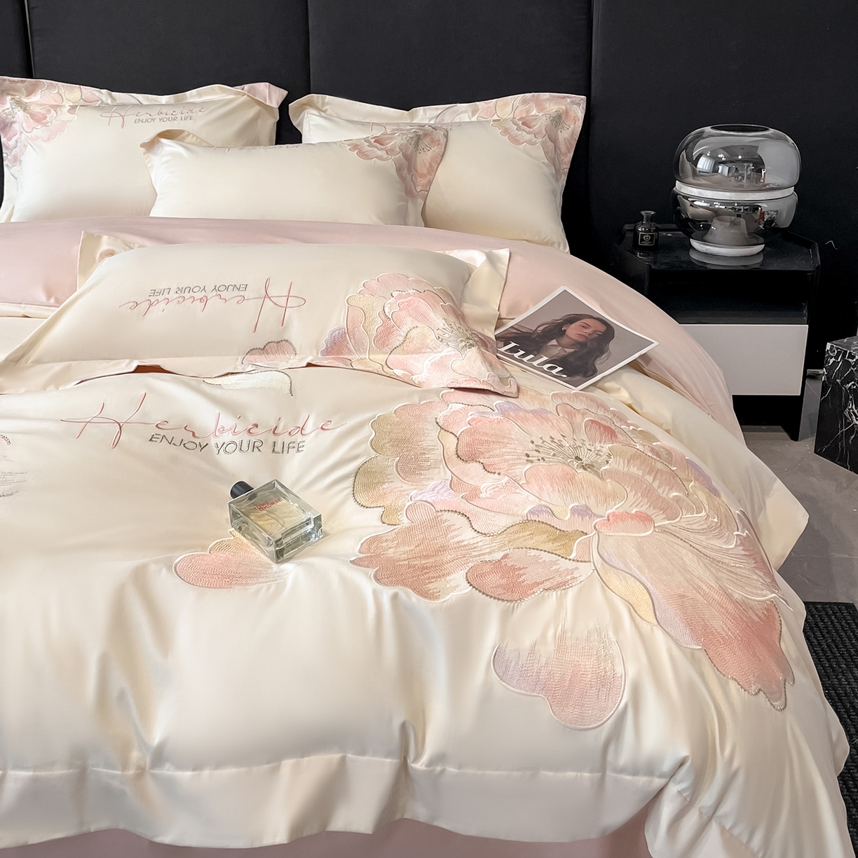 91家纺网 家纺一手货源 找家纺 置顶家纺 2026新款花间集刺绣小清新系列四件套 花间集-白+粉