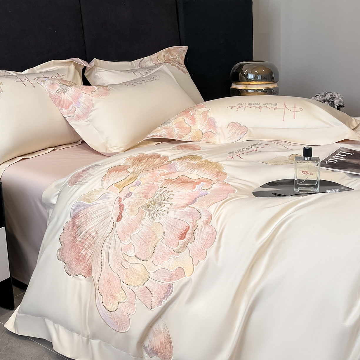 91家纺网 家纺一手货源 找家纺 置顶家纺 2026新款花间集刺绣小清新系列四件套 花间集-白+粉