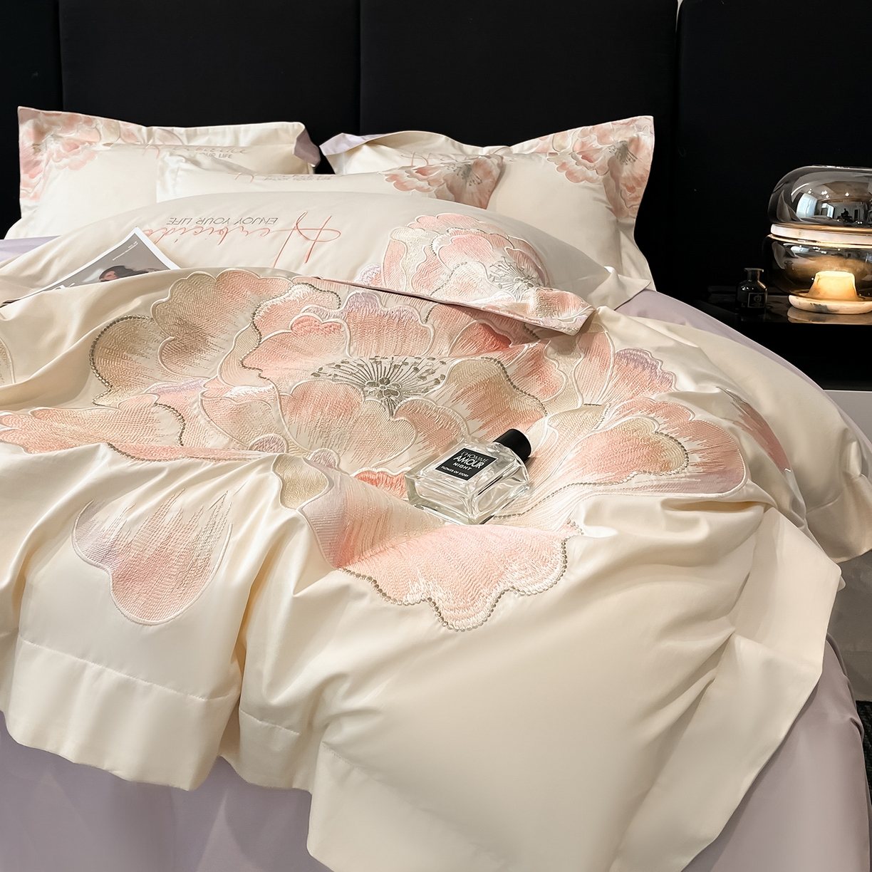 91家纺网 家纺一手货源 找家纺 置顶家纺 2026新款花间集刺绣小清新系列四件套 花间集-白+香芋色