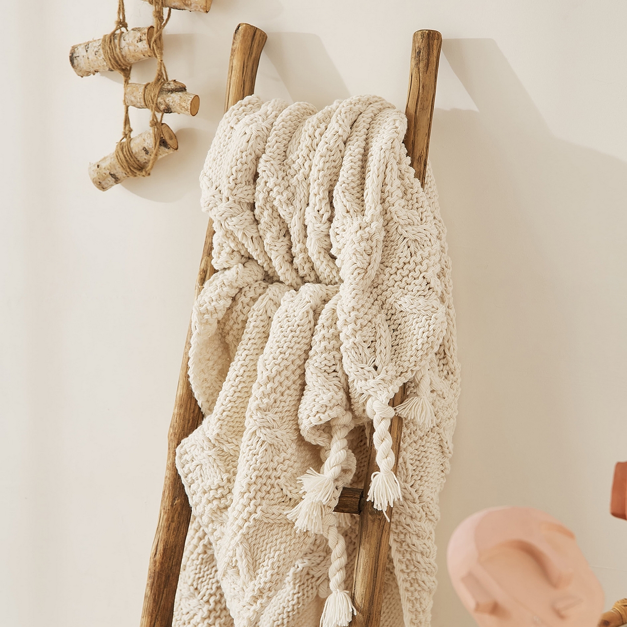 91家纺网 家纺一手货源 找家纺 （总）暖绵绵家纺 2026新款几何编制温柔米色流苏针织毯-艾岚珍（本款券后/折后零售价不得低于330元）