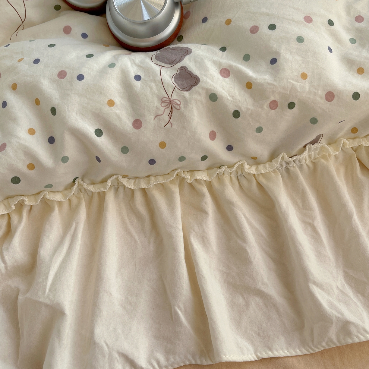 91家纺网 家纺一手货源 找家纺 顾里家纺 2026新款春日碎花大花边云感棉四件套（床笠属于定制 后期不予退换） 彩点小熊