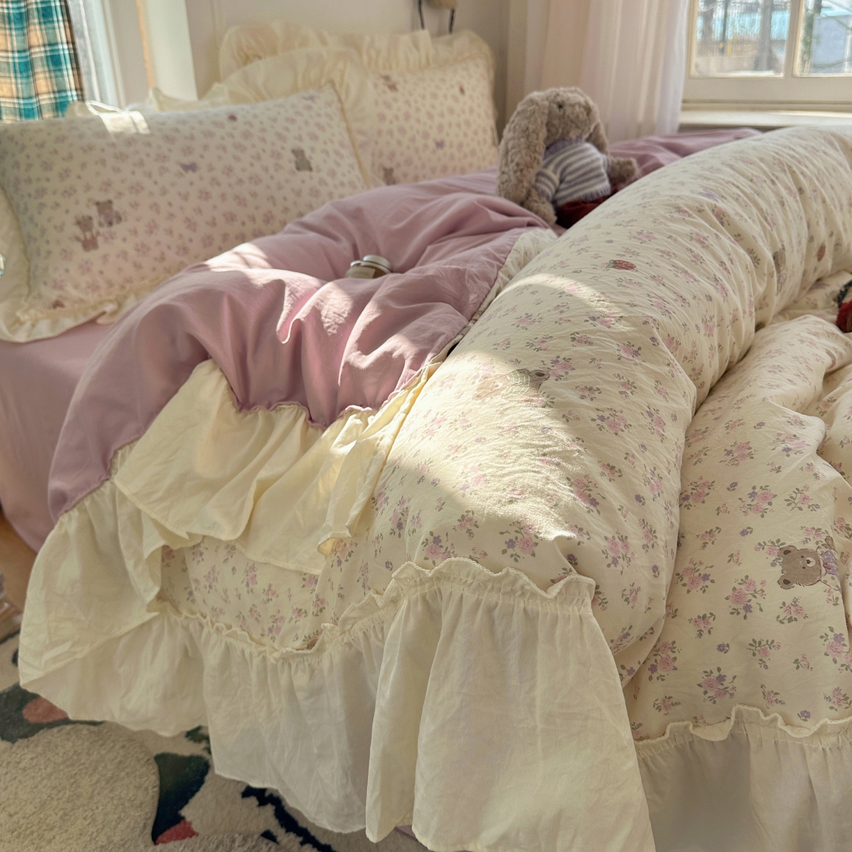 91家纺网 家纺一手货源 找家纺 顾里家纺 2026新款春日碎花大花边云感棉四件套（床笠属于定制 后期不予退换） 丁香小熊