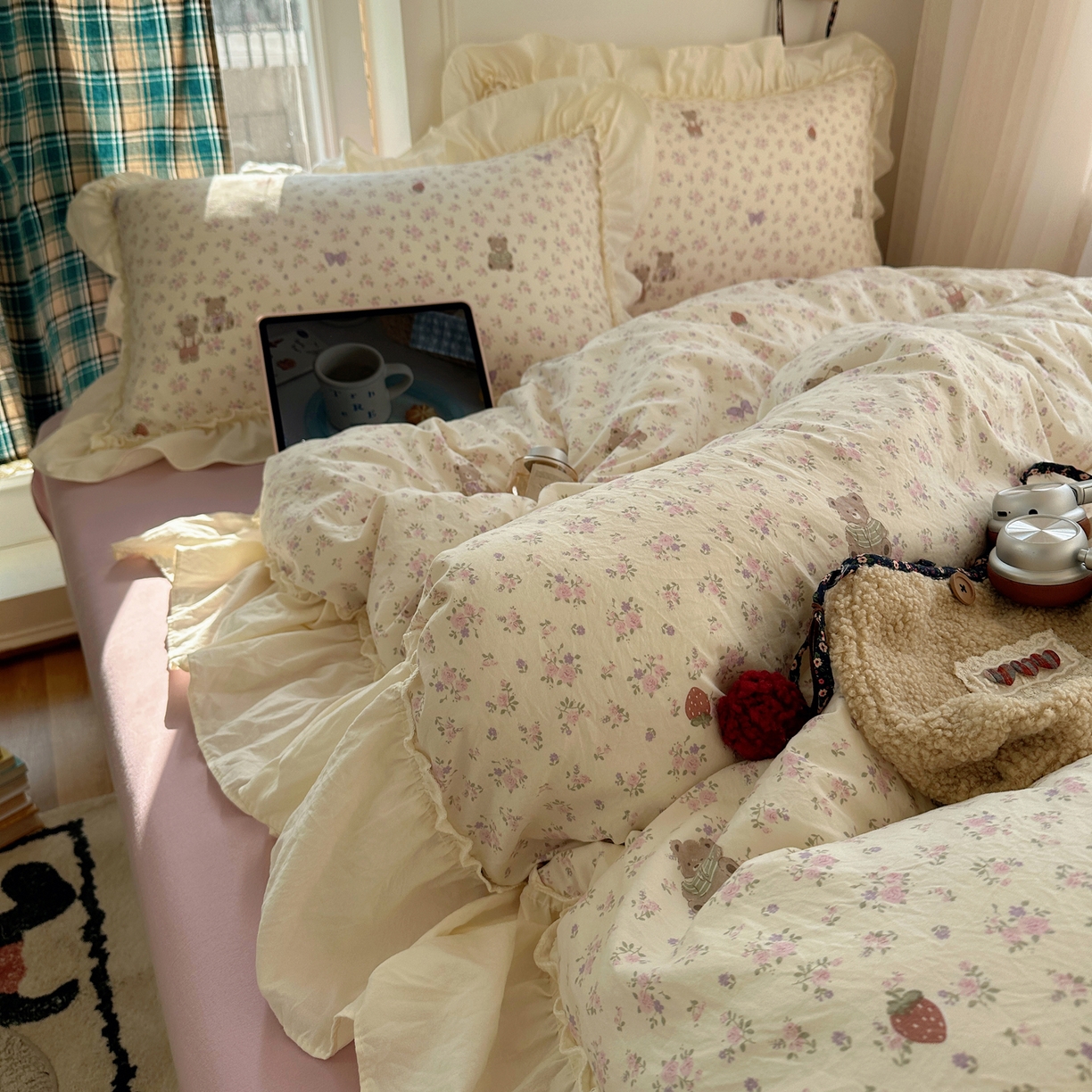 91家纺网 家纺一手货源 找家纺 顾里家纺 2026新款春日碎花大花边云感棉四件套（床笠属于定制 后期不予退换） 丁香小熊