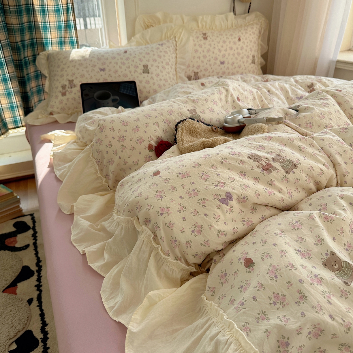 91家纺网 家纺一手货源 找家纺 顾里家纺 2026新款春日碎花大花边云感棉四件套（床笠属于定制 后期不予退换） 丁香小熊