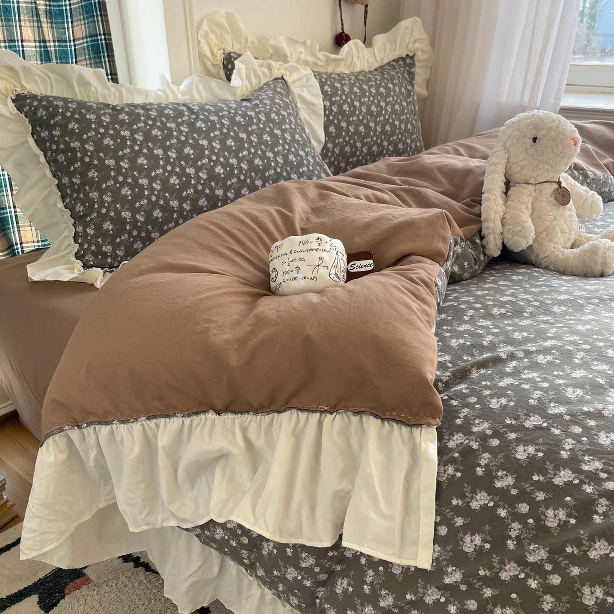 91家纺网 家纺一手货源 找家纺 顾里家纺 2026新款春日碎花大花边云感棉四件套（床笠属于定制 后期不予退换） 复古山茶