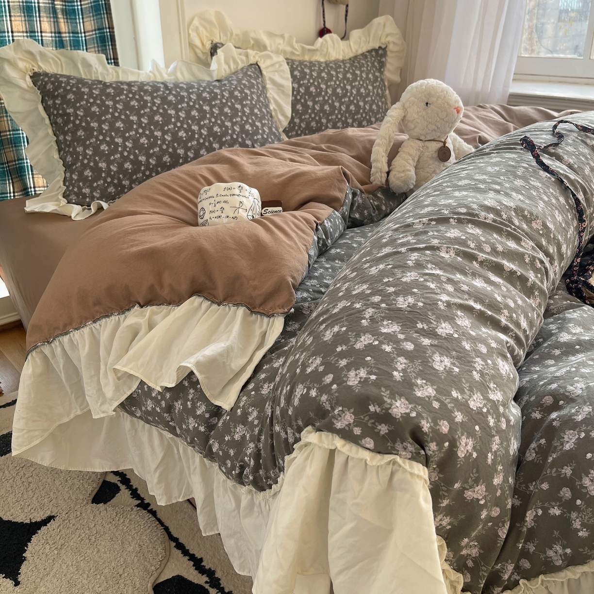 91家纺网 家纺一手货源 找家纺 顾里家纺 2026新款春日碎花大花边云感棉四件套（床笠属于定制 后期不予退换） 复古山茶