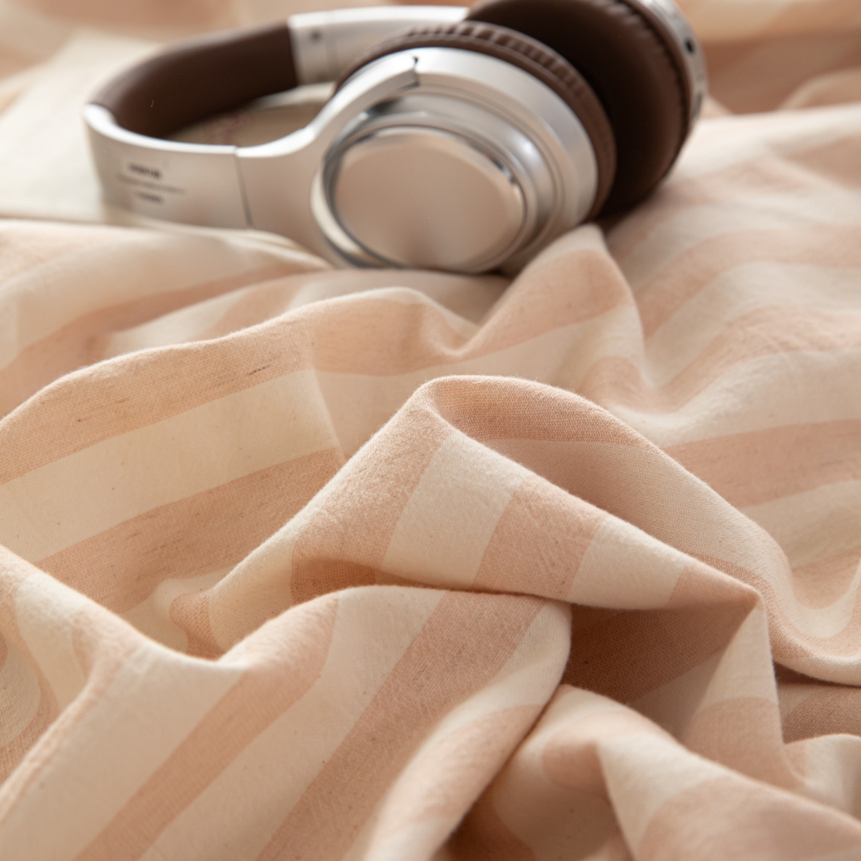 91家纺网 家纺一手货源 找家纺 简宜家居（朝初家纺） 2026新款棉麻四件套-条纹格子系列 蜜粉-暖梦