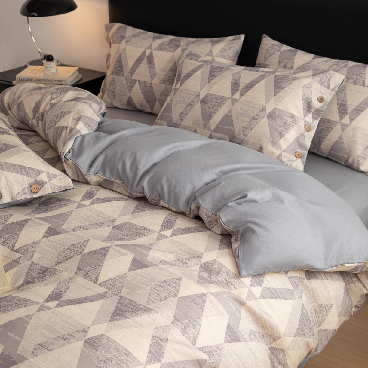 91家纺网 家纺一手货源 找家纺 简宜家居（朝初家纺） 2026新款棉麻四件套-条纹格子系列 几何灰调