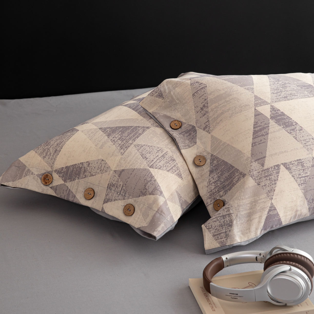 91家纺网 家纺一手货源 找家纺 简宜家居（朝初家纺） 2026新款棉麻四件套-条纹格子系列 几何灰调