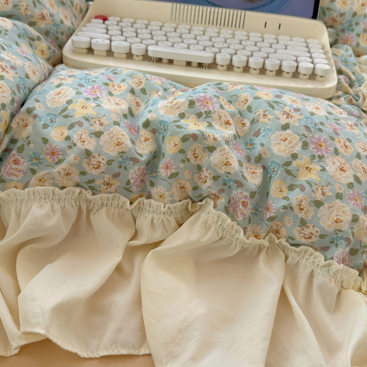 91家纺网 家纺一手货源 找家纺 顾里家纺 2026新款春日碎花大花边云感棉四件套（床笠属于定制 后期不予退换） 花海