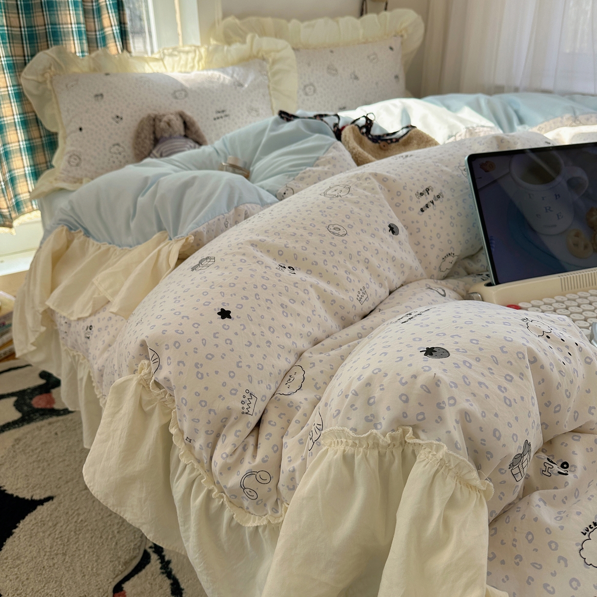 91家纺网 家纺一手货源 找家纺 顾里家纺 2026新款春日碎花大花边云感棉四件套（床笠属于定制 后期不予退换） 蓝豹小猫