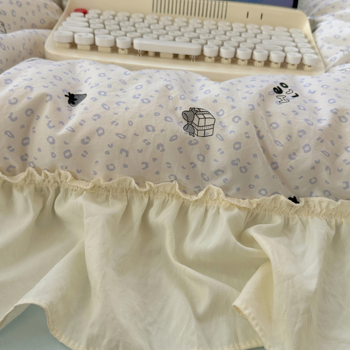 91家纺网 家纺一手货源 找家纺 顾里家纺 2026新款春日碎花大花边云感棉四件套（床笠属于定制 后期不予退换） 蓝豹小猫