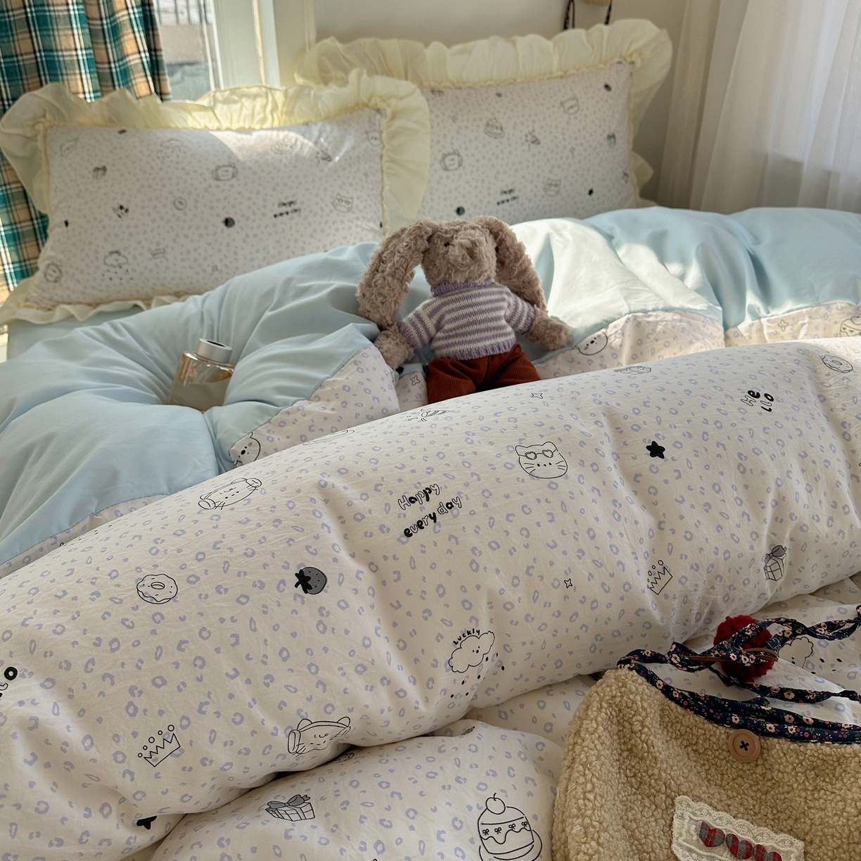 91家纺网 家纺一手货源 找家纺 顾里家纺 2026新款春日碎花大花边云感棉四件套（床笠属于定制 后期不予退换） 蓝豹小猫