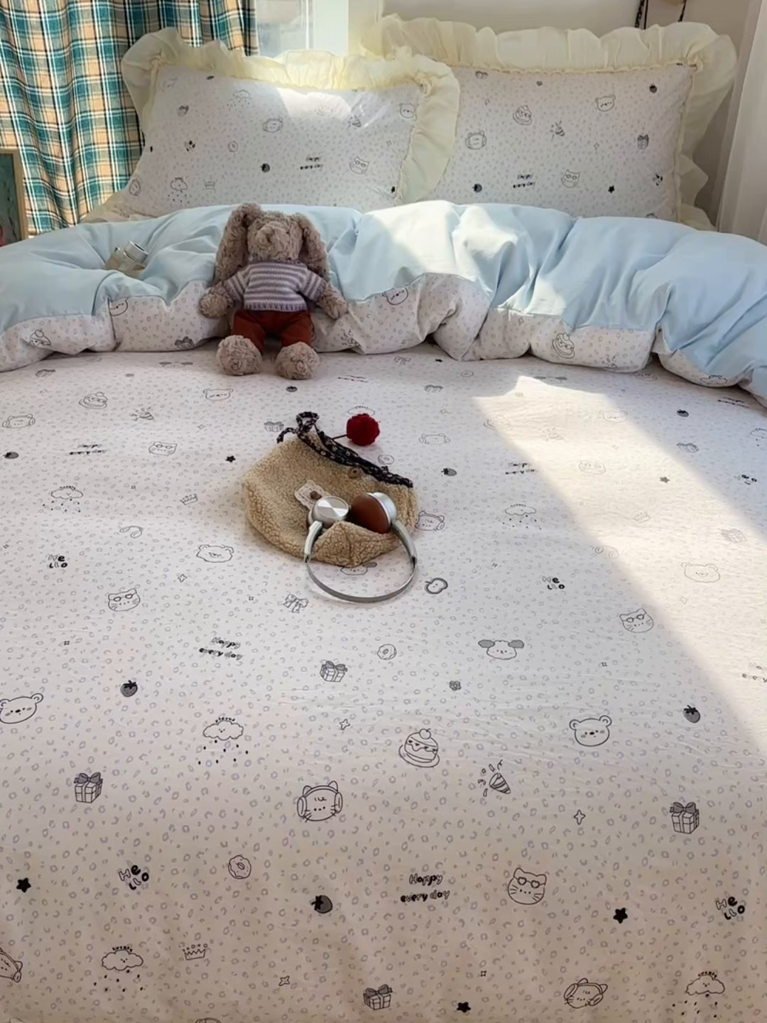 91家纺网 家纺一手货源 找家纺 顾里家纺 2026新款春日碎花大花边云感棉四件套（床笠属于定制 后期不予退换） 蓝豹小猫