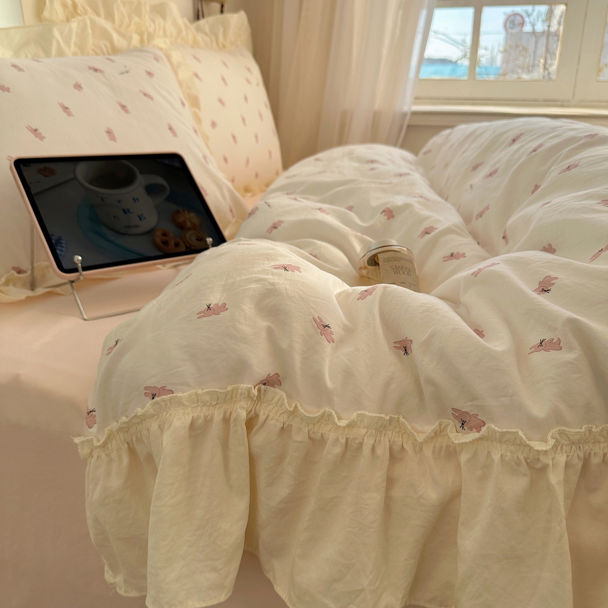 91家纺网 家纺一手货源 找家纺 顾里家纺 2026新款春日碎花大花边云感棉四件套（床笠属于定制 后期不予退换） 玩偶粉兔