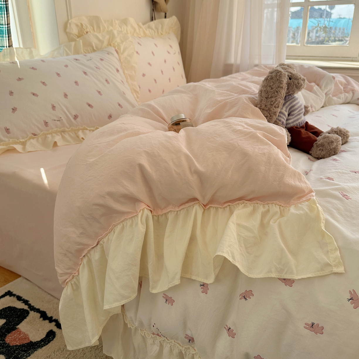91家纺网 家纺一手货源 找家纺 顾里家纺 2026新款春日碎花大花边云感棉四件套（床笠属于定制 后期不予退换） 玩偶粉兔