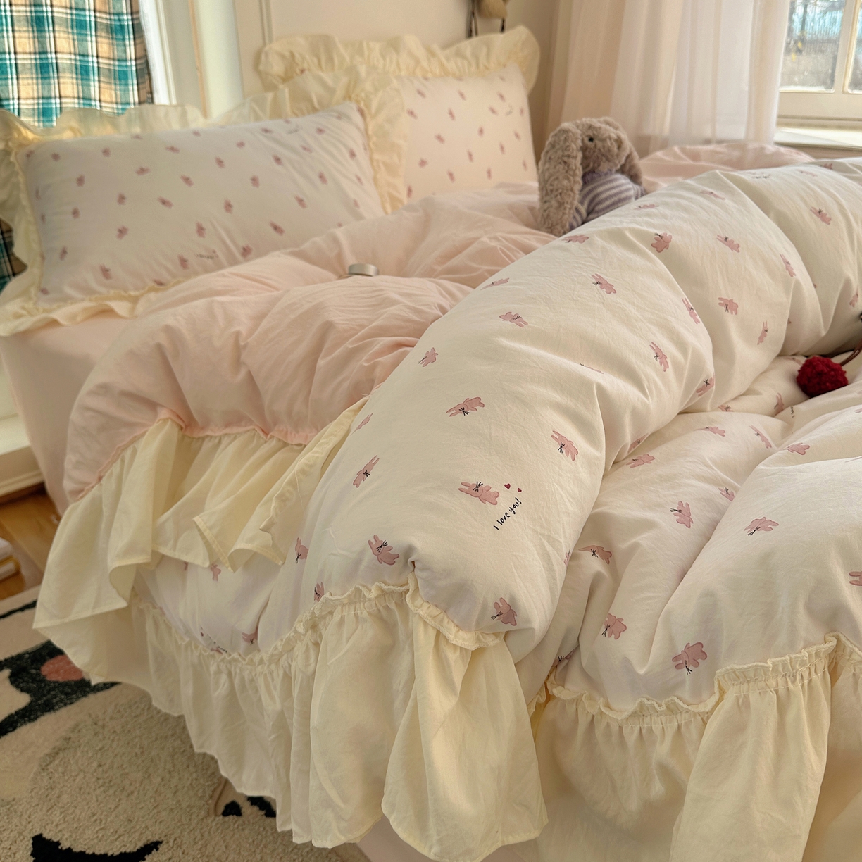 91家纺网 家纺一手货源 找家纺 顾里家纺 2026新款春日碎花大花边云感棉四件套（床笠属于定制 后期不予退换） 玩偶粉兔