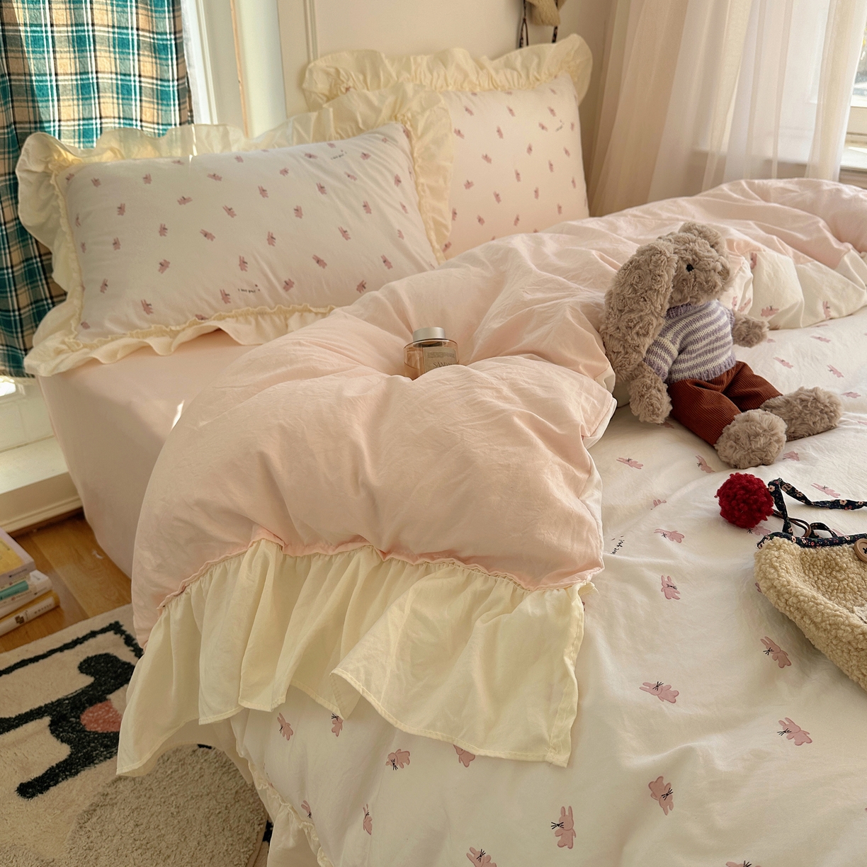 91家纺网 家纺一手货源 找家纺 顾里家纺 2026新款春日碎花大花边云感棉四件套（床笠属于定制 后期不予退换） 玩偶粉兔