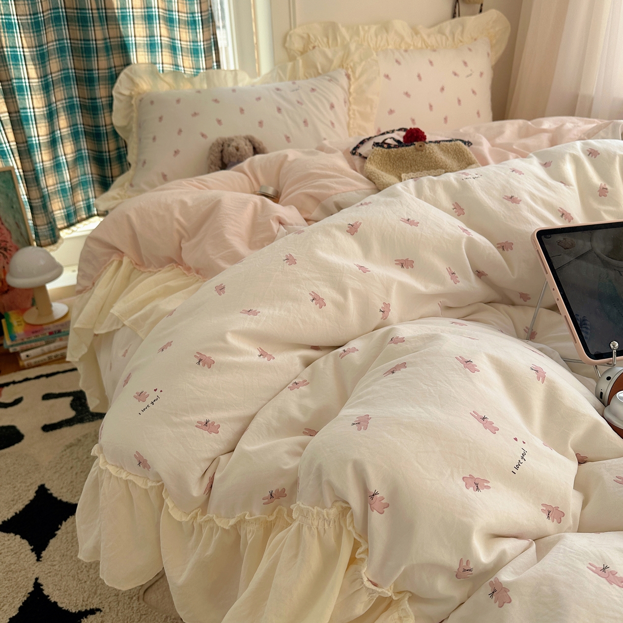 91家纺网 家纺一手货源 找家纺 顾里家纺 2026新款春日碎花大花边云感棉四件套（床笠属于定制 后期不予退换） 玩偶粉兔