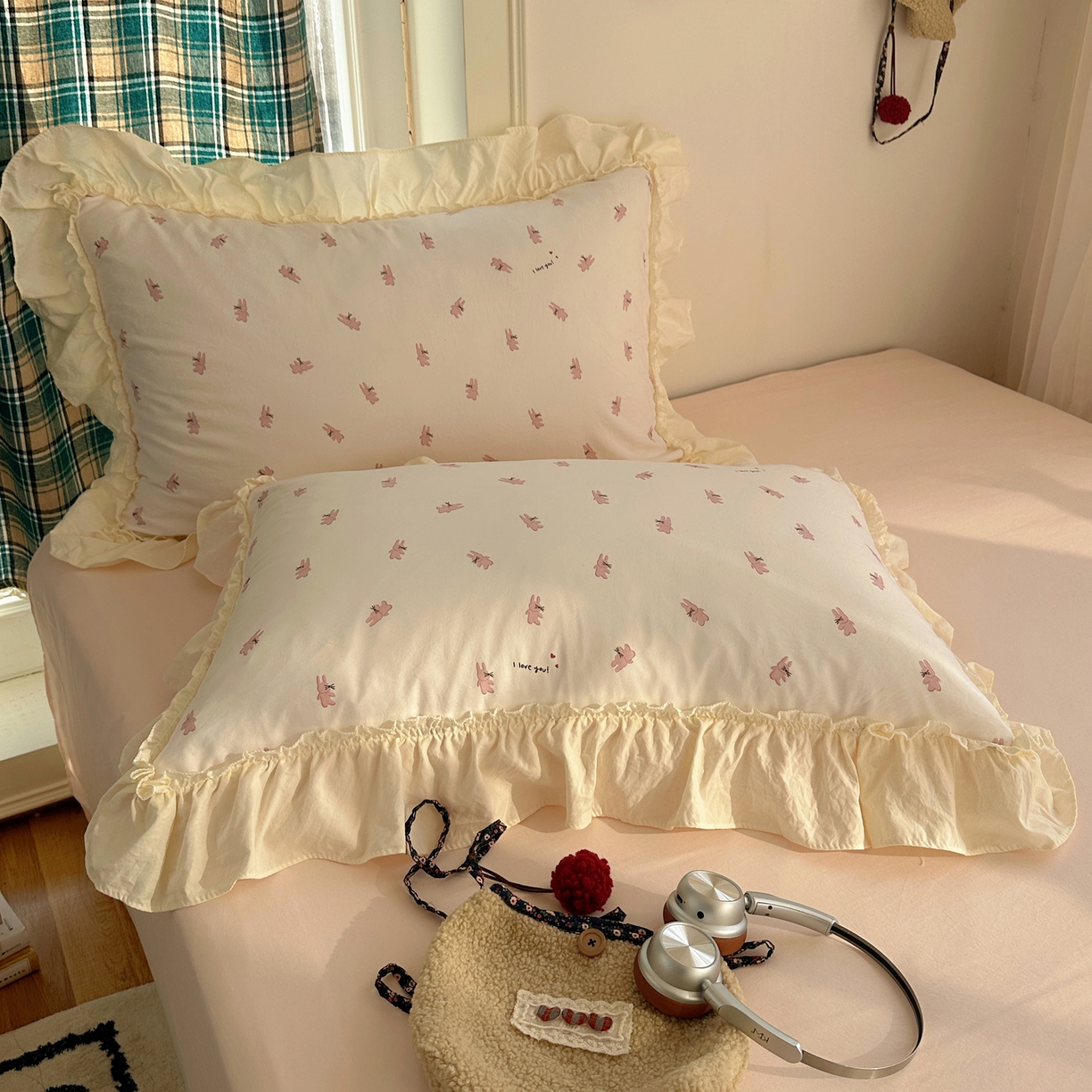 91家纺网 家纺一手货源 找家纺 顾里家纺 2026新款春日碎花大花边云感棉四件套（床笠属于定制 后期不予退换） 玩偶粉兔