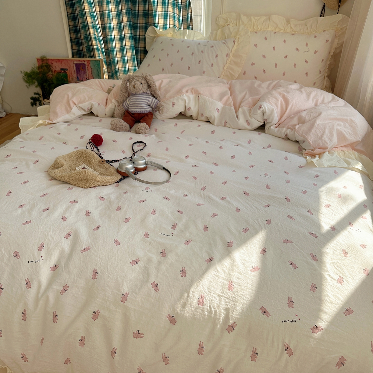 91家纺网 家纺一手货源 找家纺 顾里家纺 2026新款春日碎花大花边云感棉四件套（床笠属于定制 后期不予退换） 玩偶粉兔