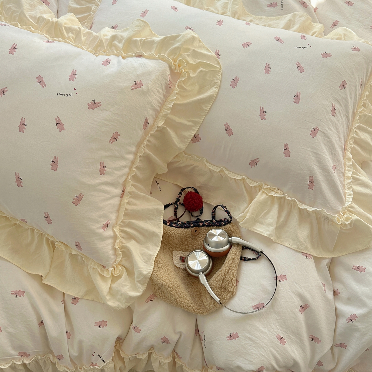 91家纺网 家纺一手货源 找家纺 顾里家纺 2026新款春日碎花大花边云感棉四件套（床笠属于定制 后期不予退换） 玩偶粉兔