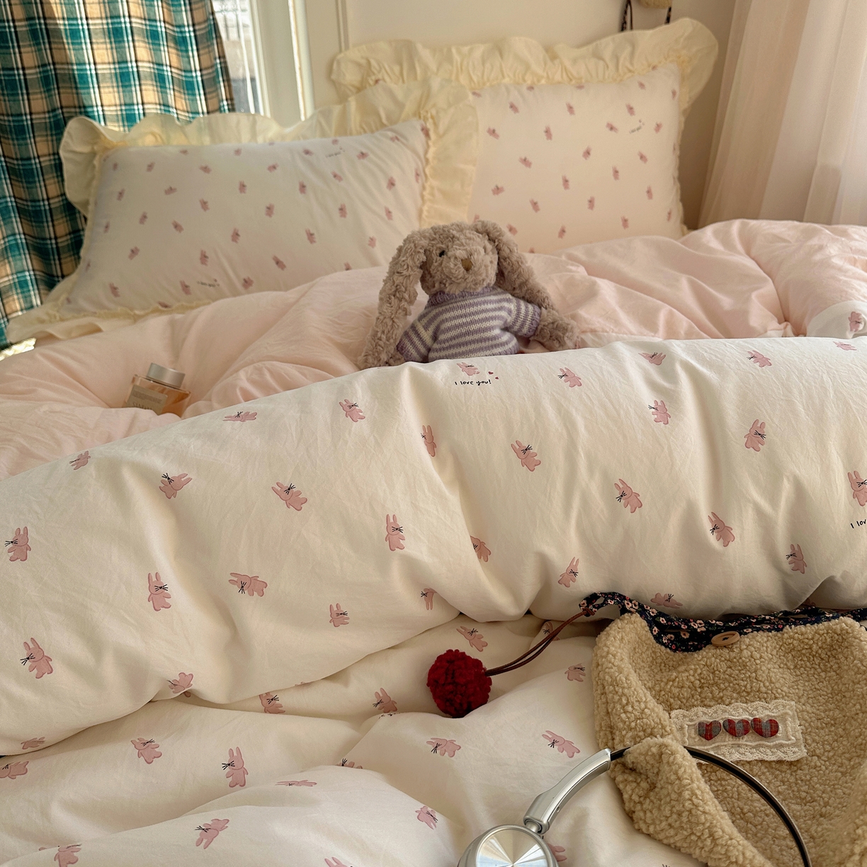 91家纺网 家纺一手货源 找家纺 顾里家纺 2026新款春日碎花大花边云感棉四件套（床笠属于定制 后期不予退换） 玩偶粉兔