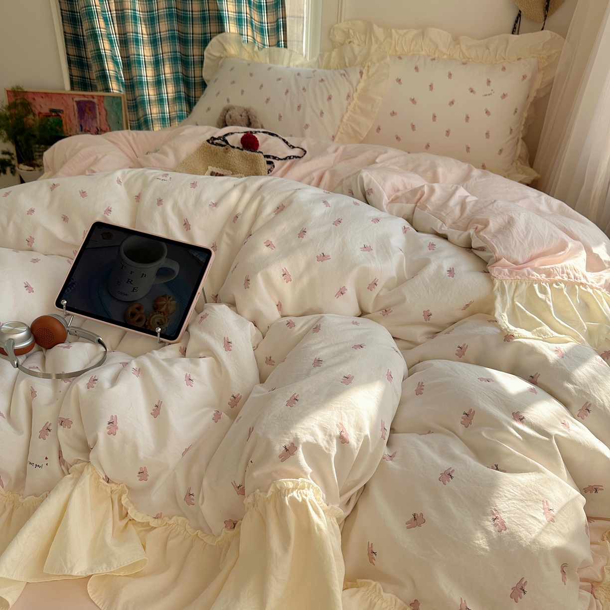 91家纺网 家纺一手货源 找家纺 顾里家纺 2026新款春日碎花大花边云感棉四件套（床笠属于定制 后期不予退换） 玩偶粉兔