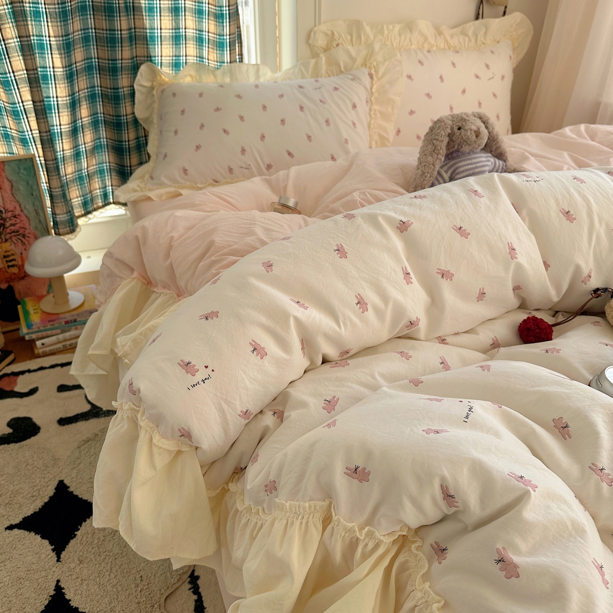 91家纺网 家纺一手货源 找家纺 顾里家纺 2026新款春日碎花大花边云感棉四件套（床笠属于定制 后期不予退换） 玩偶粉兔