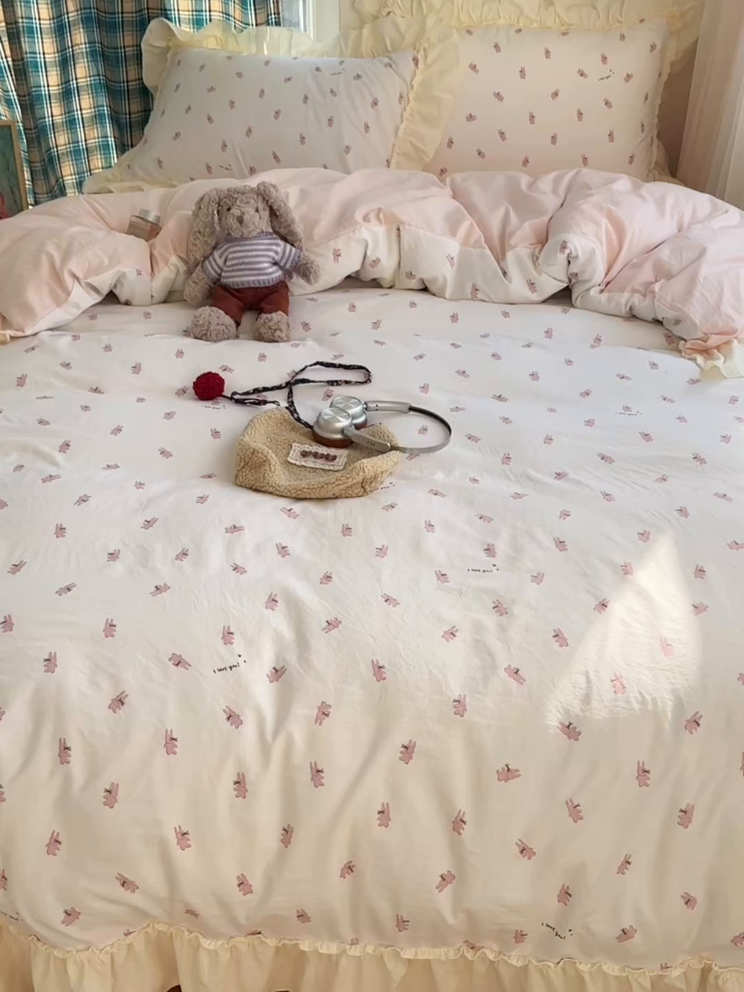 91家纺网 家纺一手货源 找家纺 顾里家纺 2026新款春日碎花大花边云感棉四件套（床笠属于定制 后期不予退换） 玩偶粉兔