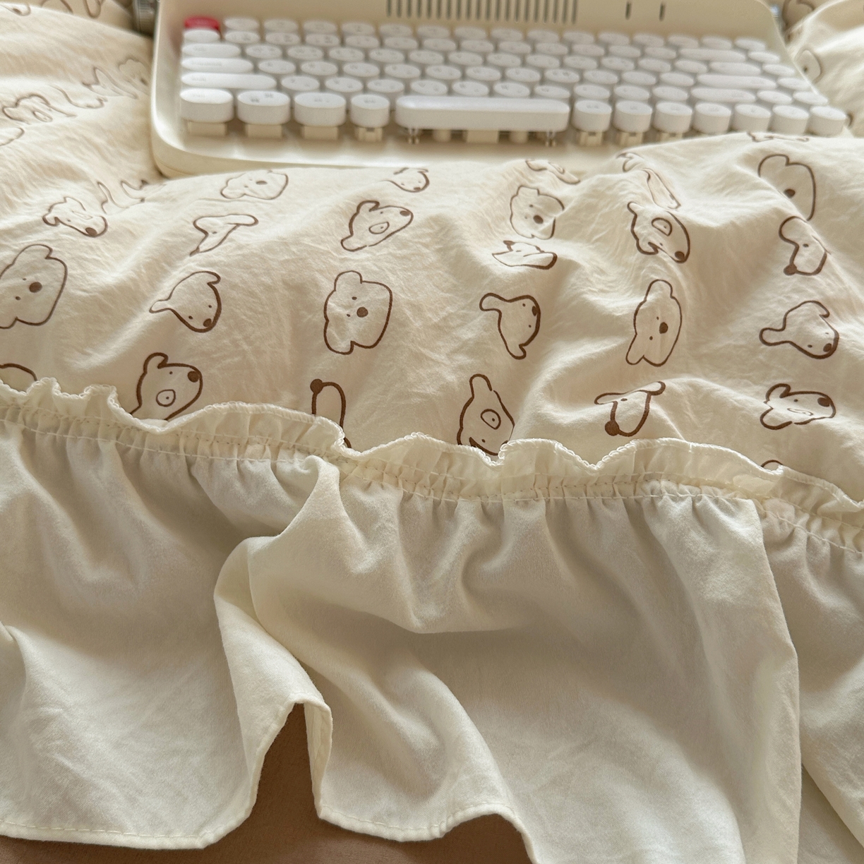 91家纺网 家纺一手货源 找家纺 顾里家纺 2026新款春日碎花大花边云感棉四件套（床笠属于定制 后期不予退换） 线条表情狗