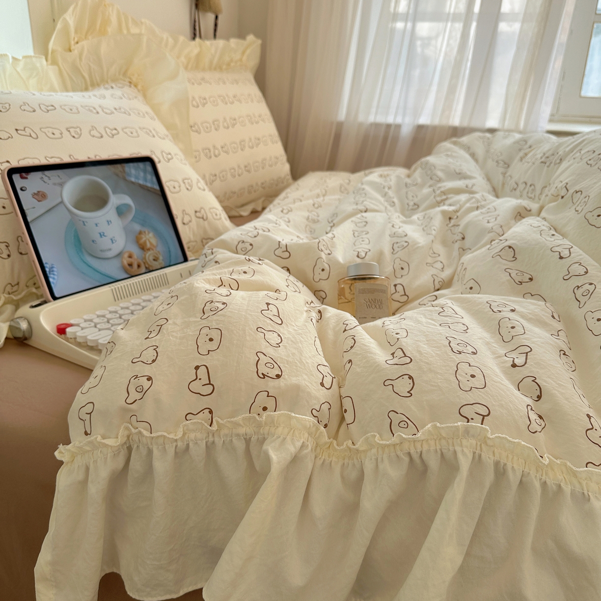 91家纺网 家纺一手货源 找家纺 顾里家纺 2026新款春日碎花大花边云感棉四件套（床笠属于定制 后期不予退换） 线条表情狗