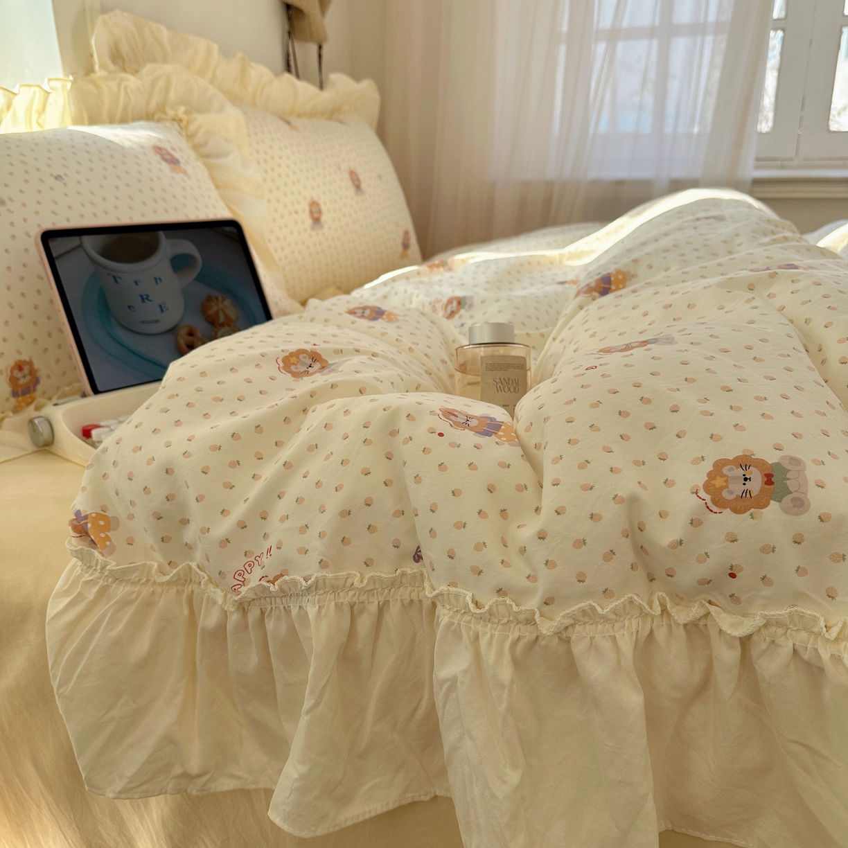 91家纺网 家纺一手货源 找家纺 顾里家纺 2026新款春日碎花大花边云感棉四件套（床笠属于定制 后期不予退换） 治愈小狮
