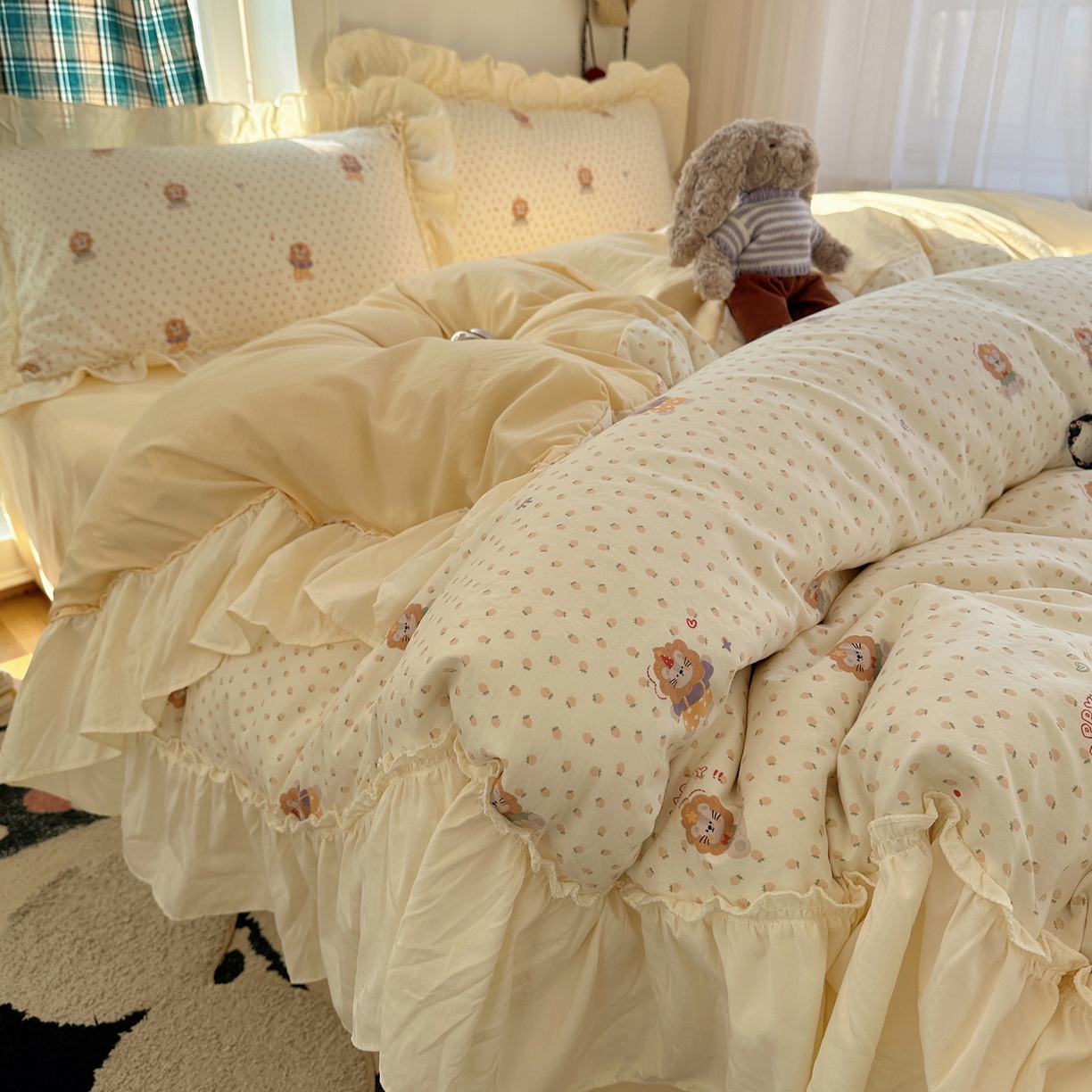91家纺网 家纺一手货源 找家纺 顾里家纺 2026新款春日碎花大花边云感棉四件套（床笠属于定制 后期不予退换） 治愈小狮
