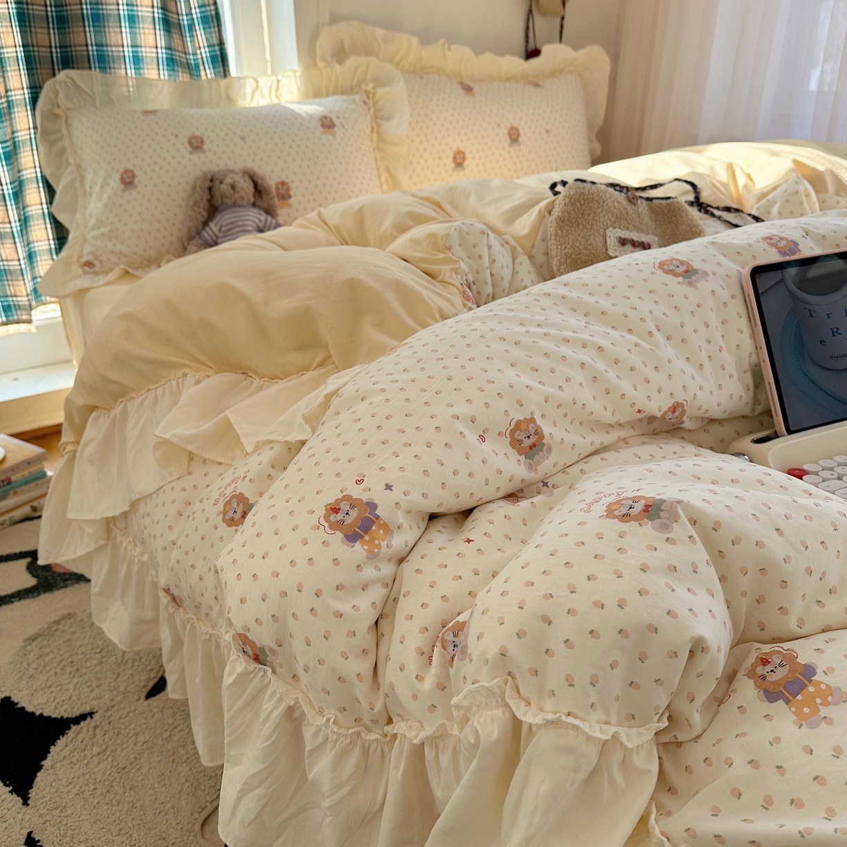 91家纺网 家纺一手货源 找家纺 顾里家纺 2026新款春日碎花大花边云感棉四件套（床笠属于定制 后期不予退换） 治愈小狮