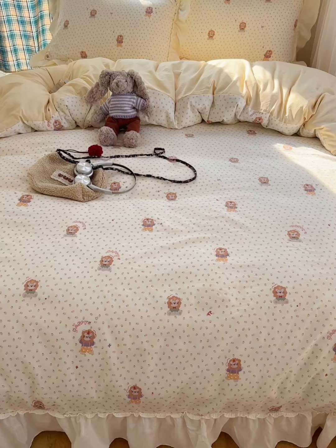 91家纺网 家纺一手货源 找家纺 顾里家纺 2026新款春日碎花大花边云感棉四件套（床笠属于定制 后期不予退换） 治愈小狮