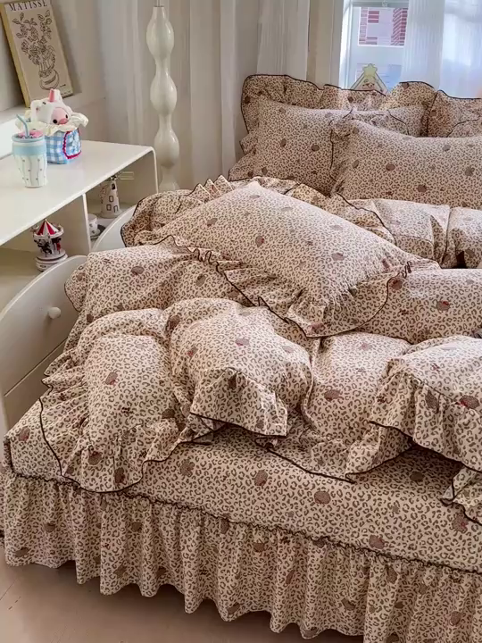 91家纺网 家纺一手货源 找家纺 家维家纺 2026新款(常年不断货）韩式双层花边复古棉感床盖四件套 小困豹猫