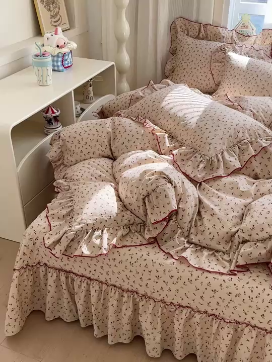 91家纺网 家纺一手货源 找家纺 家维家纺 2026新款(常年不断货）韩式双层花边复古棉感床盖四件套 枝花间