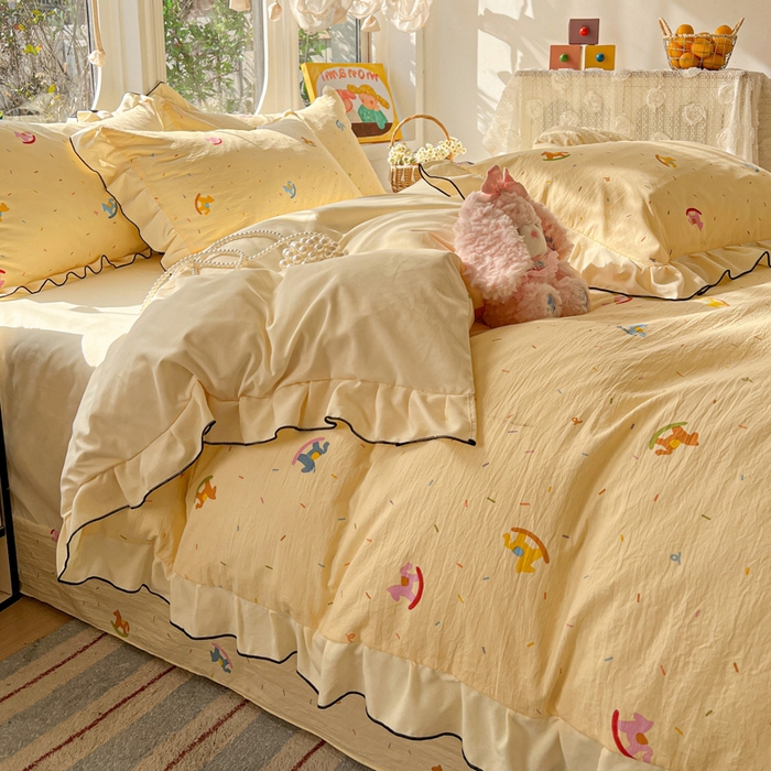 91家纺网 家纺一手货源 找家纺 莱越家纺 2026新款A类仿棉四件套古法水洗棉法式工艺花边四件套 童年木马