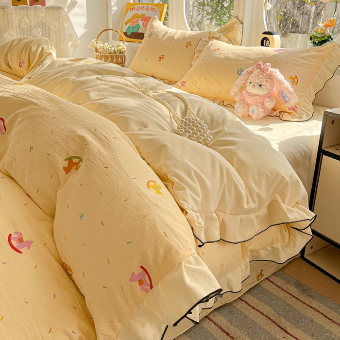 91家纺网 家纺一手货源 找家纺 莱越家纺 2026新款A类仿棉四件套古法水洗棉法式工艺花边四件套 童年木马