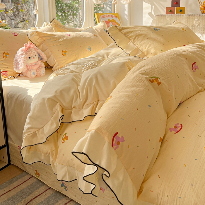 91家纺网 家纺一手货源 找家纺 莱越家纺 2026新款A类仿棉四件套古法水洗棉法式工艺花边四件套 童年木马