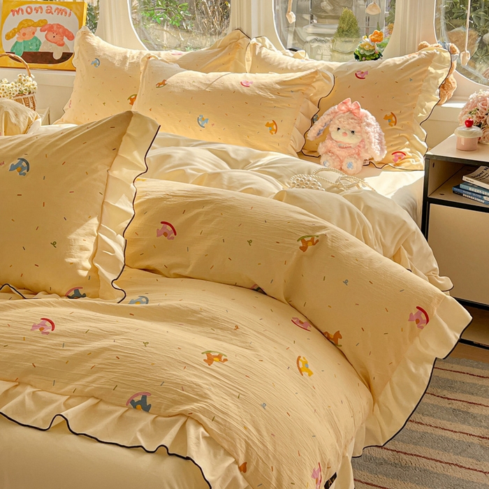 91家纺网 家纺一手货源 找家纺 莱越家纺 2026新款A类仿棉四件套古法水洗棉法式工艺花边四件套 童年木马