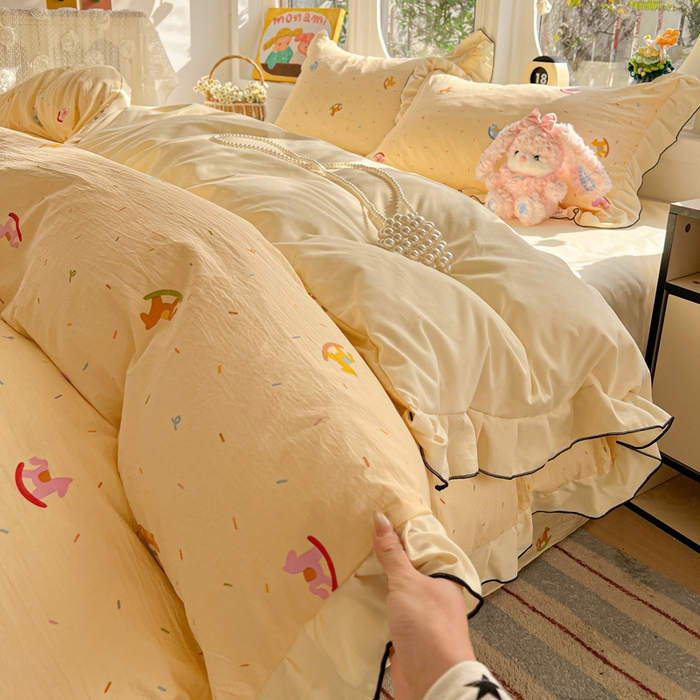 91家纺网 家纺一手货源 找家纺 莱越家纺 2026新款A类仿棉四件套古法水洗棉法式工艺花边四件套 童年木马