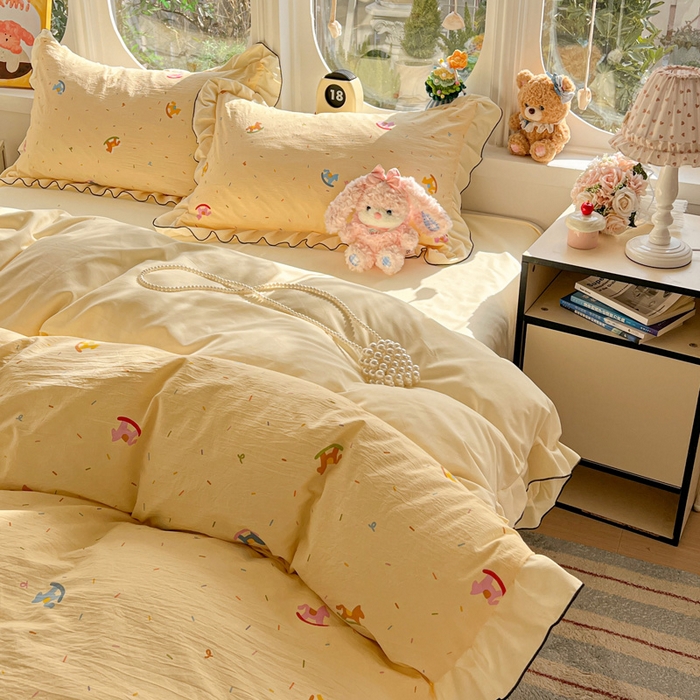 91家纺网 家纺一手货源 找家纺 莱越家纺 2026新款A类仿棉四件套古法水洗棉法式工艺花边四件套 童年木马